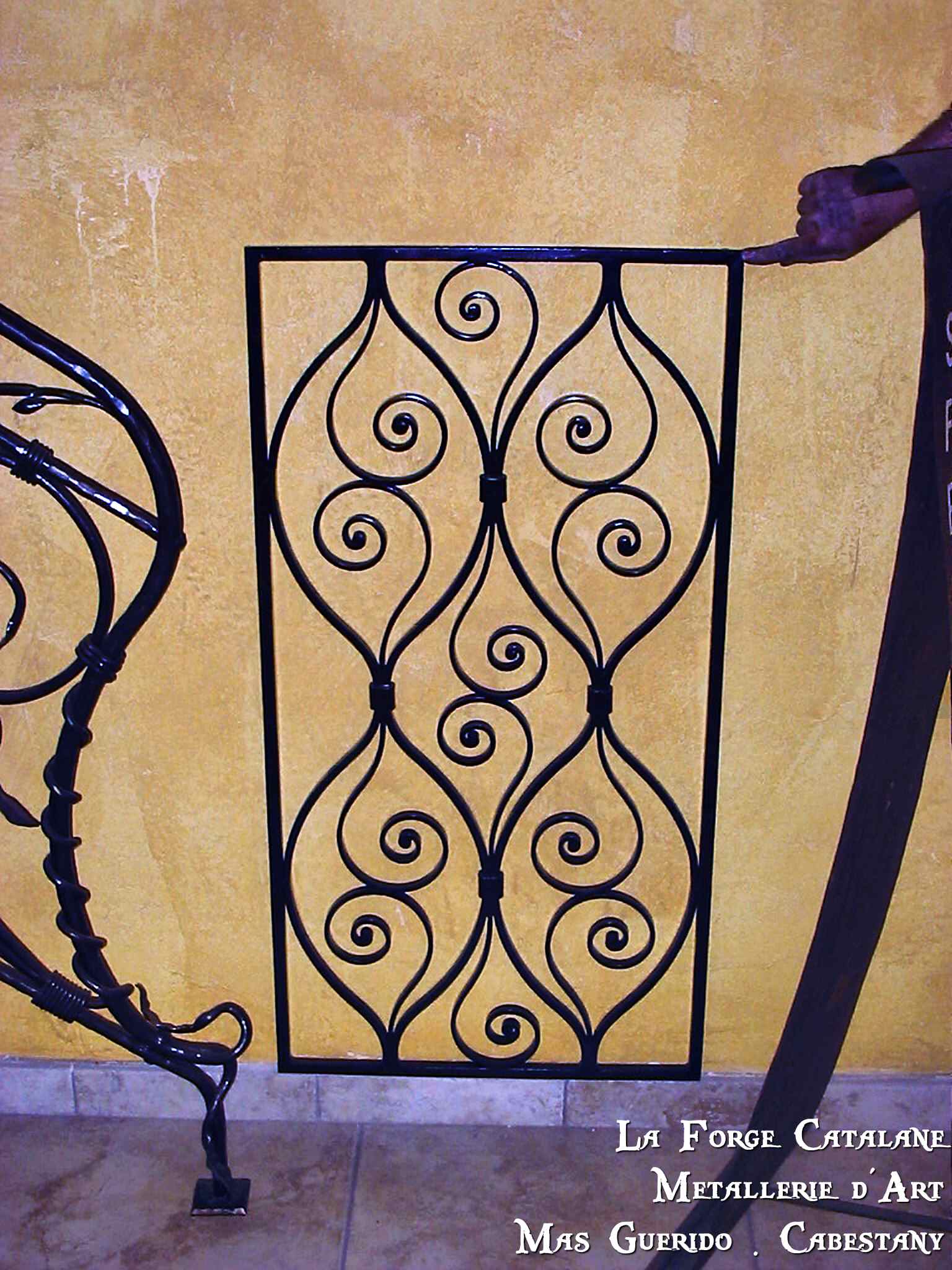 grille decorative volutes symetrie fer Forge Catalane Cabestany.jpg